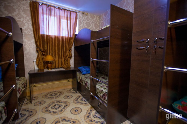 Фото Мягкая односпальная кровать в комнате хостела на 4 человека